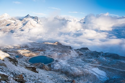 多云天空下被山包围的水体
